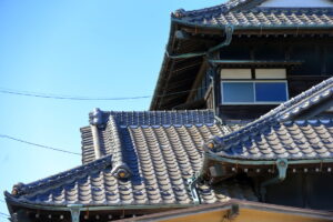 瓦の処分方法！持ち込みや産廃、不用品回収業者など費用相場と一緒に解説
