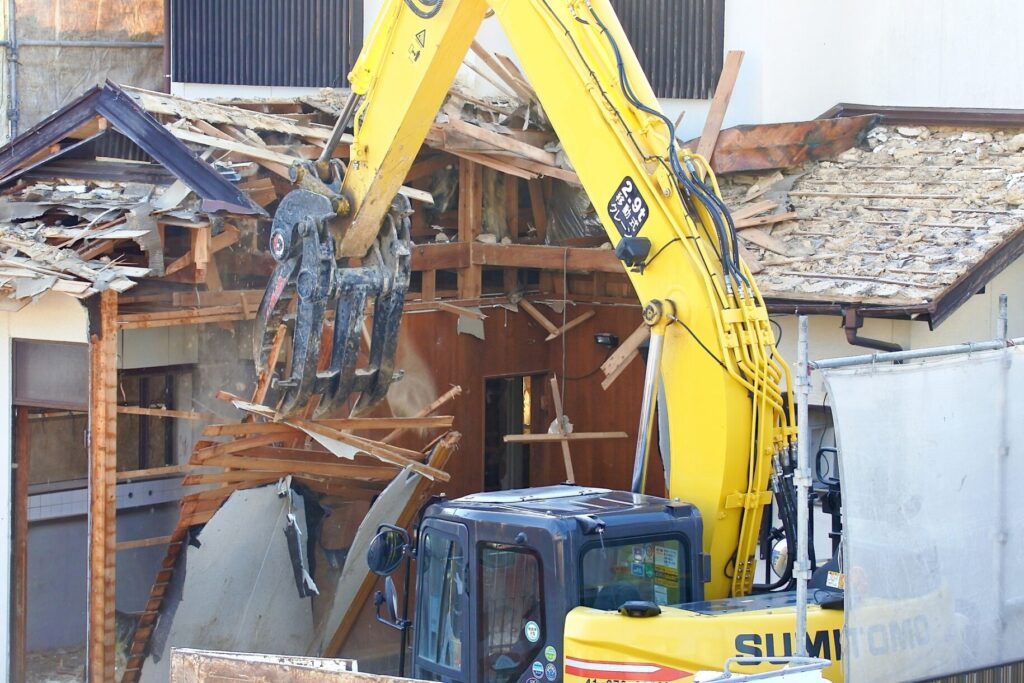 遠方の解体で起こりやすいトラブルと回避策